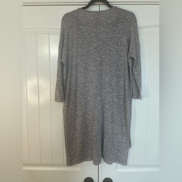 Bobeau Tan/Beige Print VNeck Cardigan. Great layering piece! Size Medium. - Picture 2 of 8